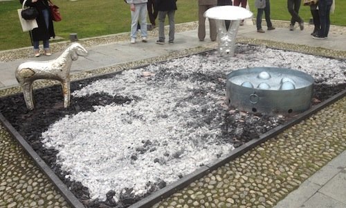 La Scultura da fuoco dell'artista-designer Andre