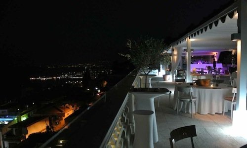 Veduta notturna dalla terrazza del ristorante Opso