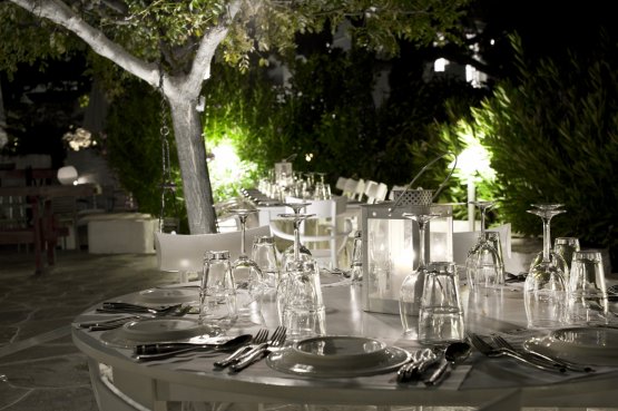 The centennial olive trees at Rabagas, the most beautiful restaurant in Sifnos, a fascinating island in the Cycladic archipelago, were the perfect background for Greece Meets Italy. A fun and significant summer event that was born under the star of Identità Golose 