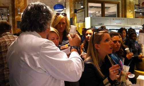 Di spalle, Davide Scabin mostra a una fila di curiose i suoi Maccaroni and cheese da shakerare nello spazio Felicetti di Eataly New York. Un successone (foto del servizio di Francesca Brambilla e Serena Serrani)