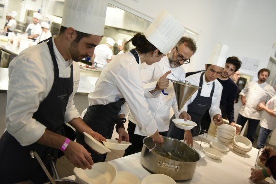 Massimo Bottura prepara il Compromesso storico, cioè Tortellini alla panna, un sacrilegio che però piacerebbe anche agli ultra-ortodossi del tortellino in brodo in Emilia. La foto (di Brambilla-Serrani) è stata scattata ieri mattina al Roma Food&Wine Festival, nella mattinata che ha visto all'opera anche Daniele Usai del Tino di Ostia ed Enrico Panero del Da Vinci a Firenze