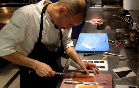 Enrico Crippa al lavoro nella sua cucina del Piazz