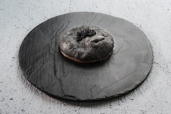 FROM NEW YORK TO MILAN. Pizza in black, Vitantonio Lombardo's signature's dish. (Brambilla/Serrani)