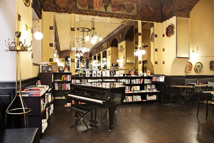 Gli interni del Caffè San Marco di Trieste, da