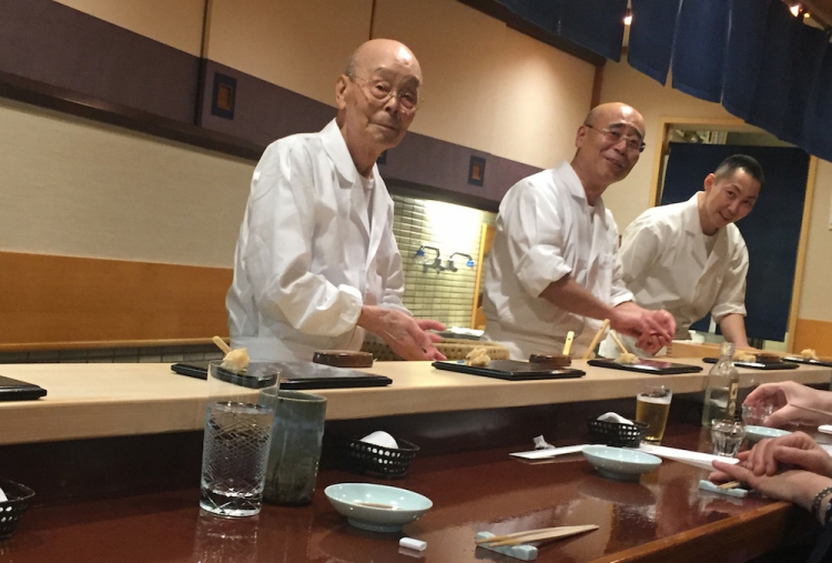 In primo piano, Jiro Ono, 92 anni, sushiman da qua