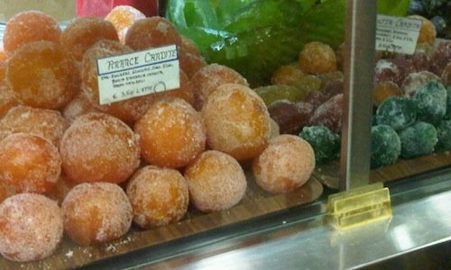 Frutta candita in vetrina alla Pasticceria Chemi i