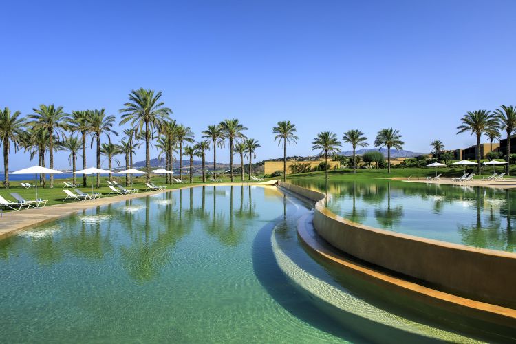 La piscina esterna del Verdura Resort, in Sicilia
