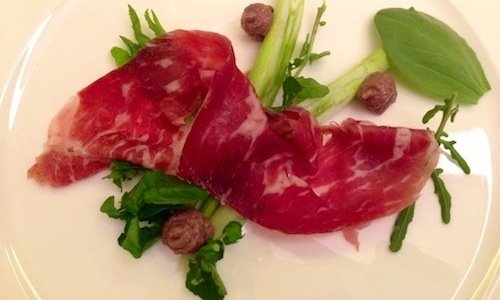 Bresaola, erbe spontanee e patè di agone, uno dei