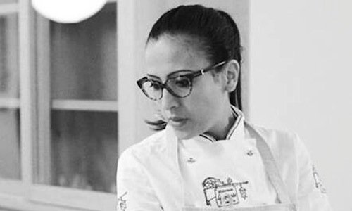 Un primo piano di Maria De La Paz, chef colombiana