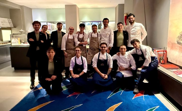 Foto di rito con le brigate di Identità Golose Milano