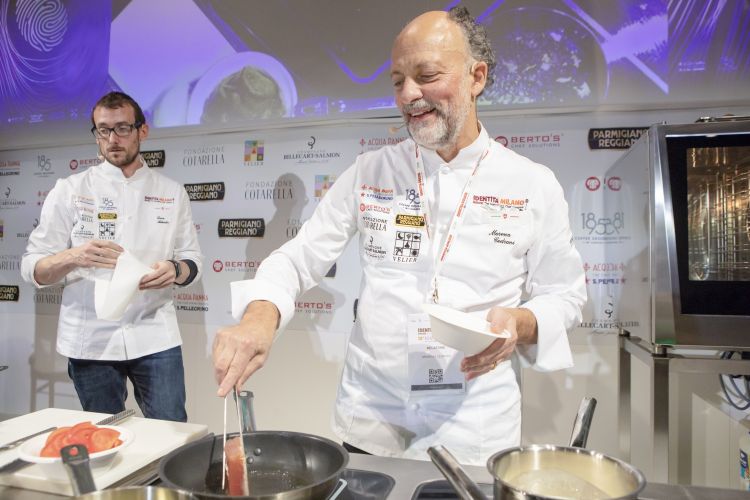 Un raggiante chef Cedroni mentre prepara un tataki di tonno, quindi appena appena scottato