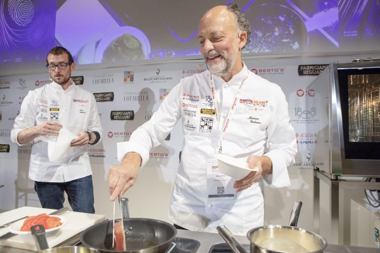 Un raggiante chef Cedroni mentre prepara un tataki di tonno, quindi appena appena scottato
