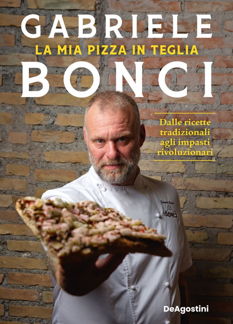 Il nuovo libro di Gabriele Bonci, presentato in anteprima in occasione del restyling del Pizzarium, si intitola La mia pizza in teglia ed è edito da De Agostini: un racconto sull’evoluzione della pizza in teglia accompagnato da un vero e proprio ricettario