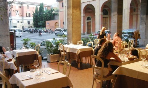 I tavoli all'esterno del ristorante La Piazzetta a