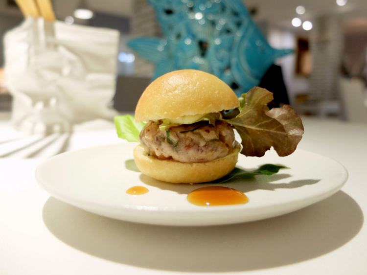 Il nostro pasto inizia con Un panino da spiaggia, praticamente un fishburger: tartare di tonno rosso, maionese al cipollotto, salsa ponzu, bonito secco e alga kombu. Tutte le foto dei piatti sono di Tanio Liotta