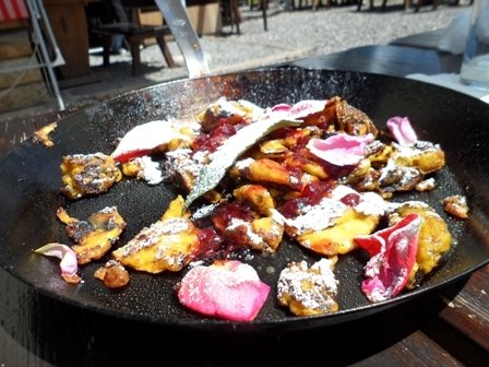 Kaiserschmarren con mirtilli rossi e rose, uno dei