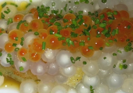 Ostrica impanata con tapioca e uova di salmone marinate (foto Bertellini)