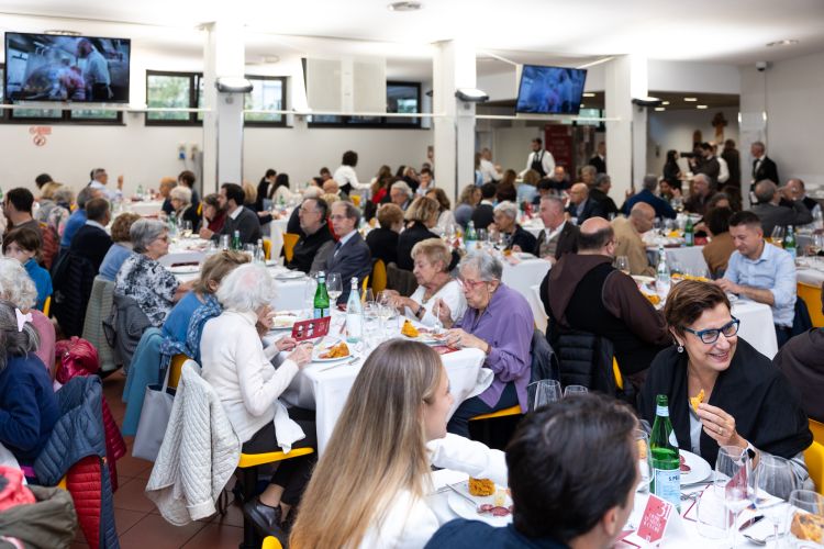 204 il numero di presenti. La cena è finita soldout in pochi giorni. L'offerta minima era di 150 euro