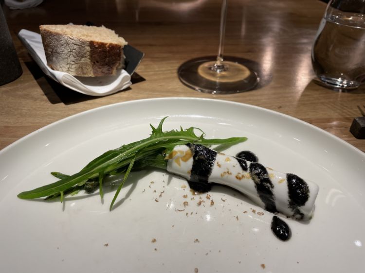 Ecco uno dei piatti chiave del menu Vegetale: la Puntarella, che viene cotta anche nella parte più tenera per riduzione, farcita di catalogna (cioè la sua parte più amara, spesso scartata), infine glassata con salsa aioli e salsa alle olive nere e terminata con lamelle di aglio fritto e limone ossidato. Non c’è spreco qui!