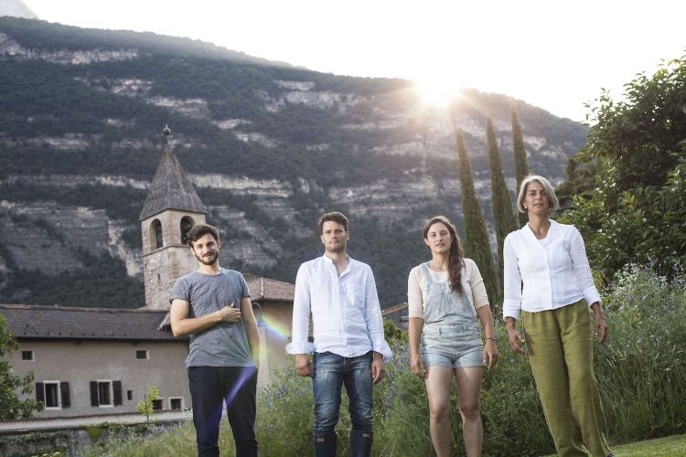Elisabetta assieme a tre dei suoi quattro figli. Da sinistra: Theo, Emilio, Myrtha (cortesia Azienda Agricola Foradori)