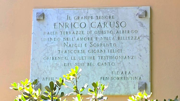 La targa commemorativa all'ingresso dell'hotel dedicata ad Enrico Caruso