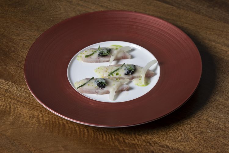 Ricciola in olio cottura con caviale siberiano, salsa al finocchio, salicornia, finocchi fondenti e olio all’erba cipollina