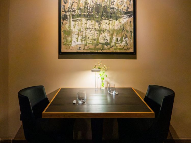 Uno dei tavoli all'interno del ristorante