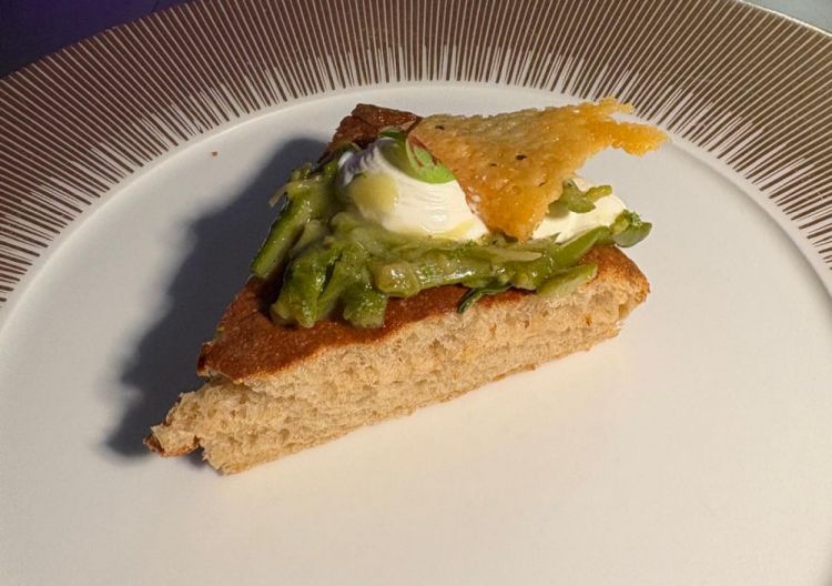 Il Padellino con asparagi stufati, crema di robiola, cialda di pecorino e lime firmato da Gianluca Strafile