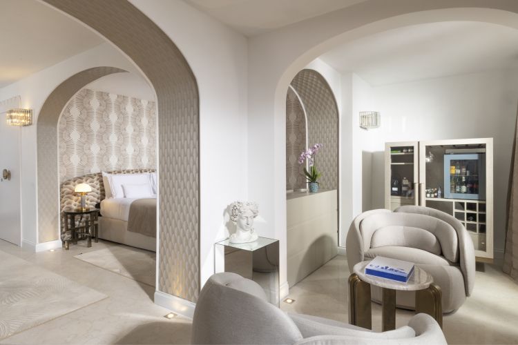 La Partenope Suite, inaugurata nella stagione 2026, &egrave; ispirata al mito della sirena Partenope. Situata nell'edificio principale dell'hotel, si sviluppa su una superficie di circa 70 mq
