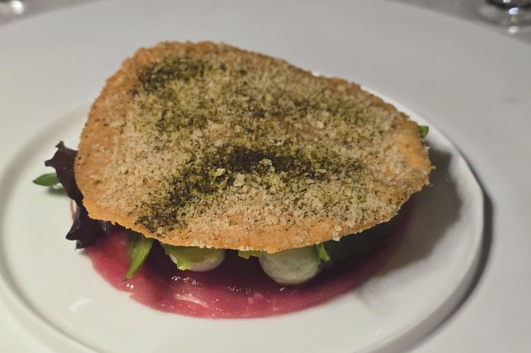Palermitana (versione fine della Fettina alla palermitana, carne panata arrosto): carpaccio di manzo con maionese all’aglio e prezzemolo, misticanza condita con caramello al pomodoro, latte di soia e croccante al Parmigiano Reggiano, Pecorino ed erbe aromatiche