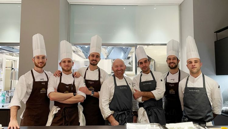 Alfio Ghezzi e la brigata di cucina mista Senso-Identità Golose Milano
