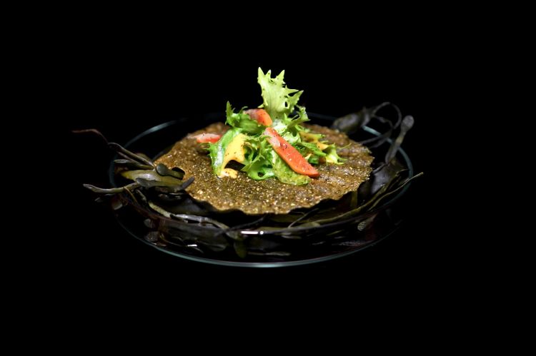 Cappasanta, toast di scarola, saor e bottarga di cappasanta. Il finto guscio, edibile, &egrave; di sedano rapa
