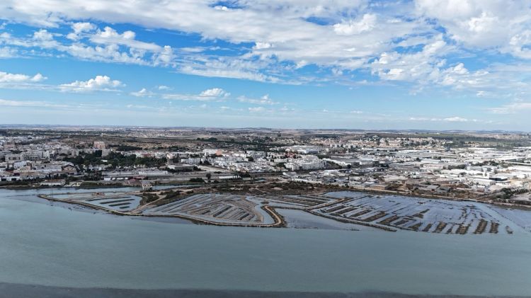 Aponiente è un complesso di 30 ettari ricavato tra le paludi e le ex saline abbandonate nel parco naturale della Baia di Cadice. Non è un semplice ristorante ma un progetto complesso che lavora alla valorizzazione e ripristino di biodiversità vegetali e animali, organizza laboratori didattici, visite scolastiche pubbliche, pianifica programmi di pulizia e rimozione rifiuti