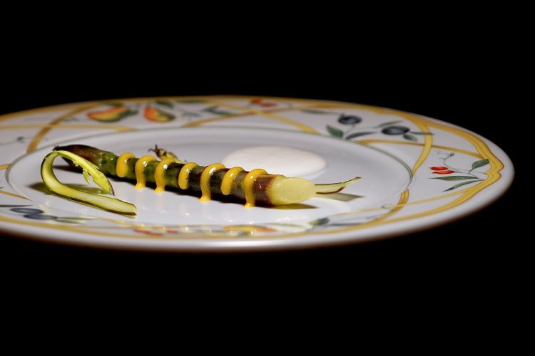 Asparago viola d’Albenga: asparago viola di Albenga appena sbollentato e poi lasciato nage in burro e vino bianco, insieme ad asparago crudo d’Albenga. Al posto del più consueto abbinamento tra asparago, uovo e parmigiano, compare la prescinsêua, la cagliata fresca ligure tradizionalmente utilizzata anche nella focaccia di Recco, semplicemente emulsionata con olio e sale
