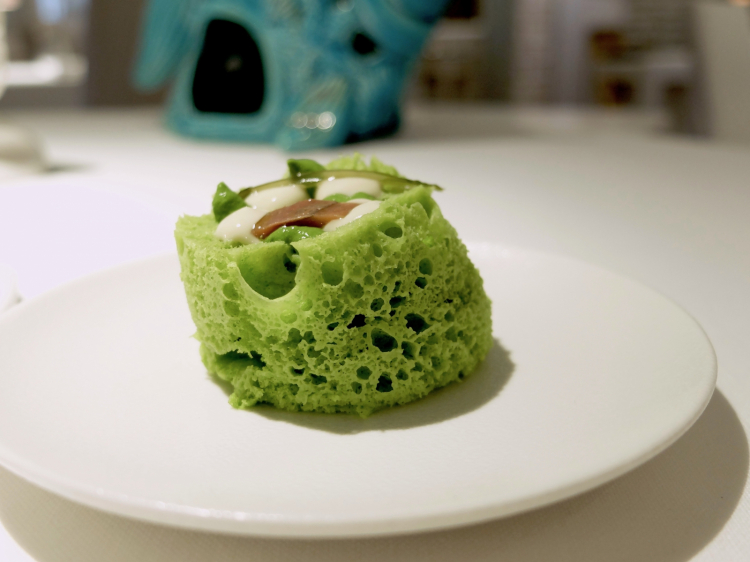Mare: spugna alle erbe, emulsione di ostrica, acciuga. Va passata nella polvere verde che appare nella fotografia con la quale abbiamo aperto questo articolo, fatta con sale marino rosa, polvere di scampi e alga essiccata. Grandissimo piatto sia per coreografia, che per poesia, che per gusto