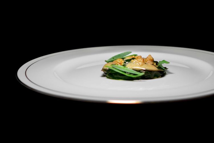 La partenza prosegue sempre su muscoli vegetali, la forza della terra:&nbsp;Bieta, senape, finocchio di mare e salsa al cumino. Foglie di bieta accompagnate da senape e finocchio di mare, con una salsa montata al cumino. Un piatto giocato tra il carattere terroso e lievemente ferroso della verdura, l'amaro, l'acido, il balsamico, la sapidit&agrave; marina e la speziatura calda del cumino, utilizzato senza appesantire la composizione. Molto convincente
