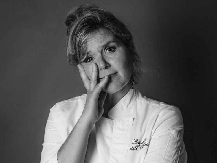 Bonetta dell’Oglio, palermitana, cuoca con una formazione artistica, ambasciatrice Slow Food, ex patron e chef de La dispensa dei Monsù, a Palermo. Conosciuta per il suo impegno a difesa della biodiversità e del patrimonio dei grani antichi siciliani, nel 2012 vende il suo ristorante per dedicarsi alla divulgazione della cucina mediterranea siciliana e del patrimonio culturale del gusto mediterraneo. Nel 2017 scrive il suo libro Romanzo Culinario. Oggi è impegnata in prima persona come fondatrice e presidente dell’associazione Isola Fenice: «vogliamo che la Sicilia risorga dalle sue ceneri»