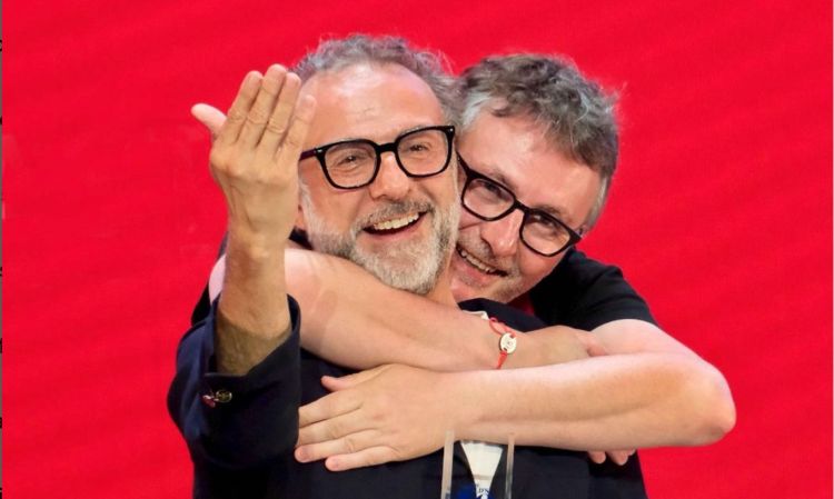 Andoni a few days ago at the World's 50Best in Valencia, awarded by his fraternal friend and colleague Massimo Bottura. with the Icon award, the most intense moment of the ceremony. "Massimo has such incredible energy that he seems to have fallen into the pot as a child, like Obelix".
