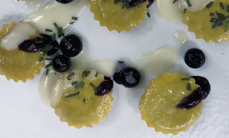 Cappelletti ripieni di anatra, mirtilli, parmigiano e dragoncello