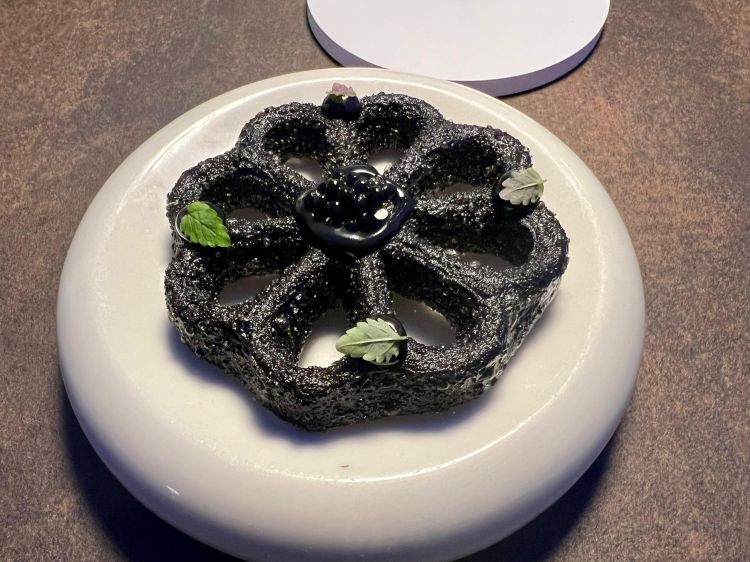 Cialda fritta al nero, caviale di aringa e maionese alle alici
