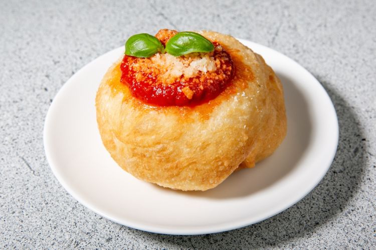 Piatto d'ingresso: La mia Montanara con pomodoro San Marzano e pecorino toscano