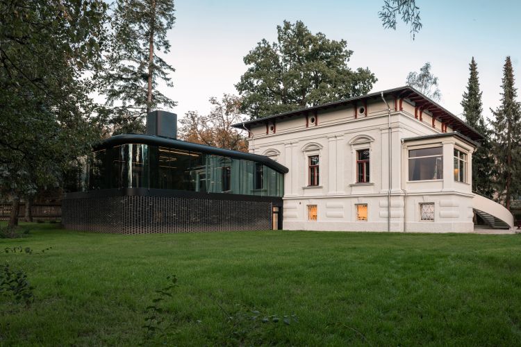 Villa Moessmer sorge ai lati del nel parco storico di Brunico. E' stata a lungo il pensatoio dello scrittore italiano di lingua tedesca Joseph Zoderer (foto @dalge)
