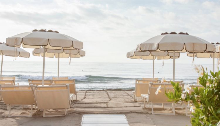 La spiaggia antistante all'hotel. Chiusura invernale: ottobre-marzo