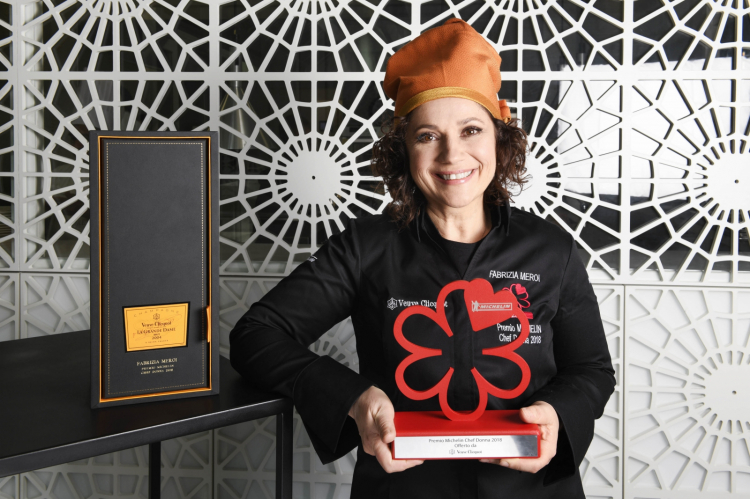 Fabrizia Meroi con il premio: la chef ha una stella Michelin, chef del ristorante Laite a Sappada, in provincia di Belluno
