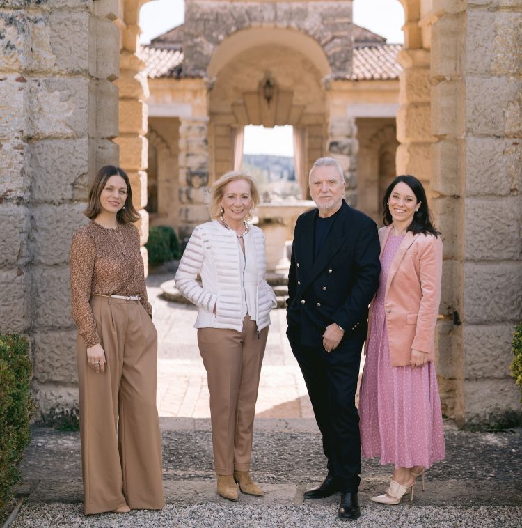 Marilisa Allegrini, al centro col marito Giancarlo Mastella, tra le figlie Carlotta (sinistra) e Caterina (destra)
