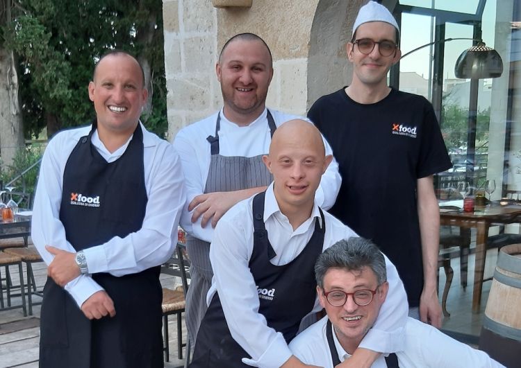 Danilo Vita (in piedi al centro) con i ragazzi del team X Food
