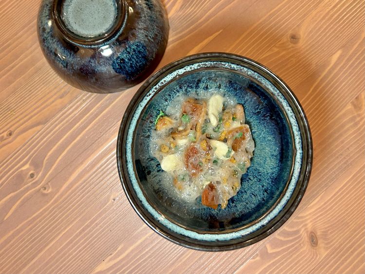 Funghi galletti, miso ai funghi, albicocca, mandorla e nepetella. I funghi galletti vengono cotti in padella con un brodo ottenuto dai loro ritagli. Alla base, una duxelles maturata con miso di soia; in accompagnamento, albicocche disidratate al naturale, pensate per richiamare anche nella consistenza il morso del fungo, poi pasta di mandorle e mandorle reidratate. Il piatto si completa con una spuma di albicocca, ottenuta lavorando l’acqua di cottura delle albicocche cotte a vapore. Il lessico è lo stesso di Davide Di Fabio, di Matteo Baronetto...
