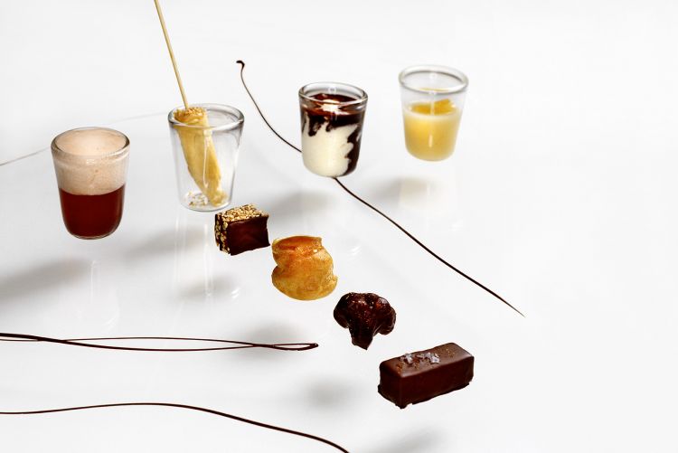 2003 - Gioccolato
«Raffaele Alajmo», leggiamo tra le pagine del libro In.Gredienti, «decise di “millesimare" ogni assaggio, il gioco divenne più deciso e il sale diede dignità ai vegetali. Melanzane, cavolfiori, tartufi, curry e sesamo si imposero evidenziando schieramenti e fratture ideologiche e gustative tra la clientela. Un dolce che “partecipava” tutti e divertiva molti»