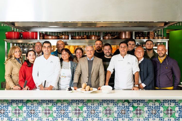 Gli operatori del Matese con il team del Don Alfonso 1890 nella scuola di cucina