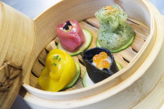 I Dim Sum
del Gong. Da destra in senso orario: Saccottino di pasta aromatizzata alle cime di rapa e ripieno di verdure; Raviolo al nero di seppia con ripieno di calamaro, guarnito con uova di salmone; Raviolo con pasta aromatizzata con pistilli di zafferano e ripieno di maiale cha shao e Raviolo alla barbabietola rossa ripieno di king crab, asparagi e tobiko